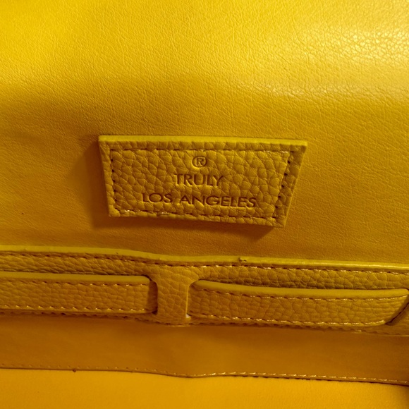 TRULY Beautiful Bright carrying case - Picture 7 of 15